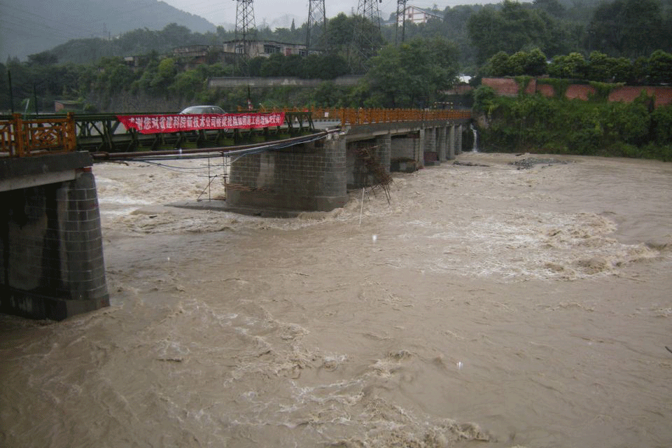 都江堰白沙河大橋搶險.png